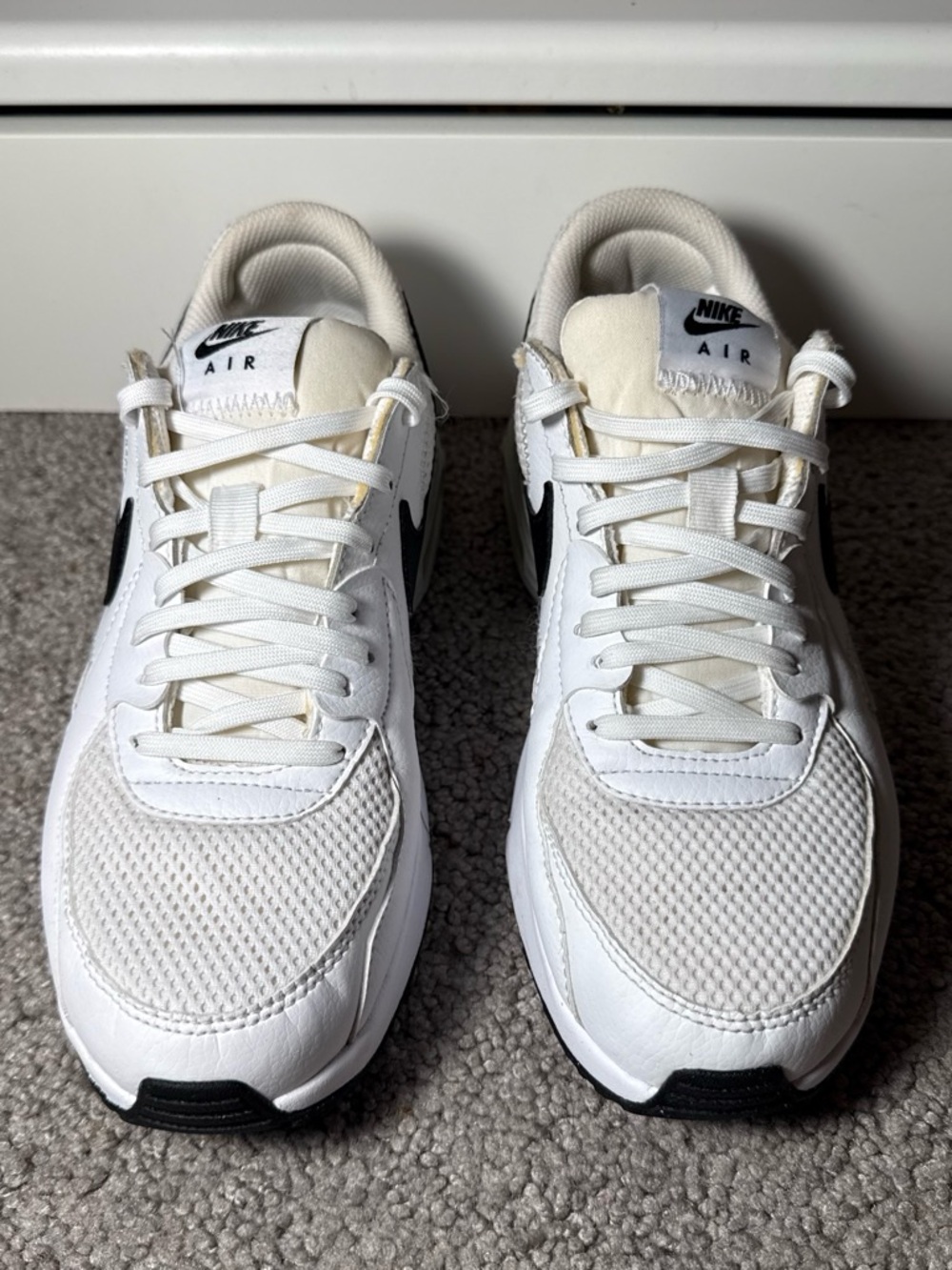 Nike Men’s White and Black Low-Top Sneakers
